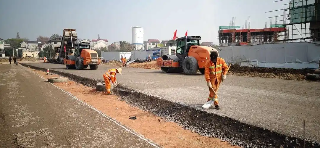 北侧道路水稳层摊铺碾压