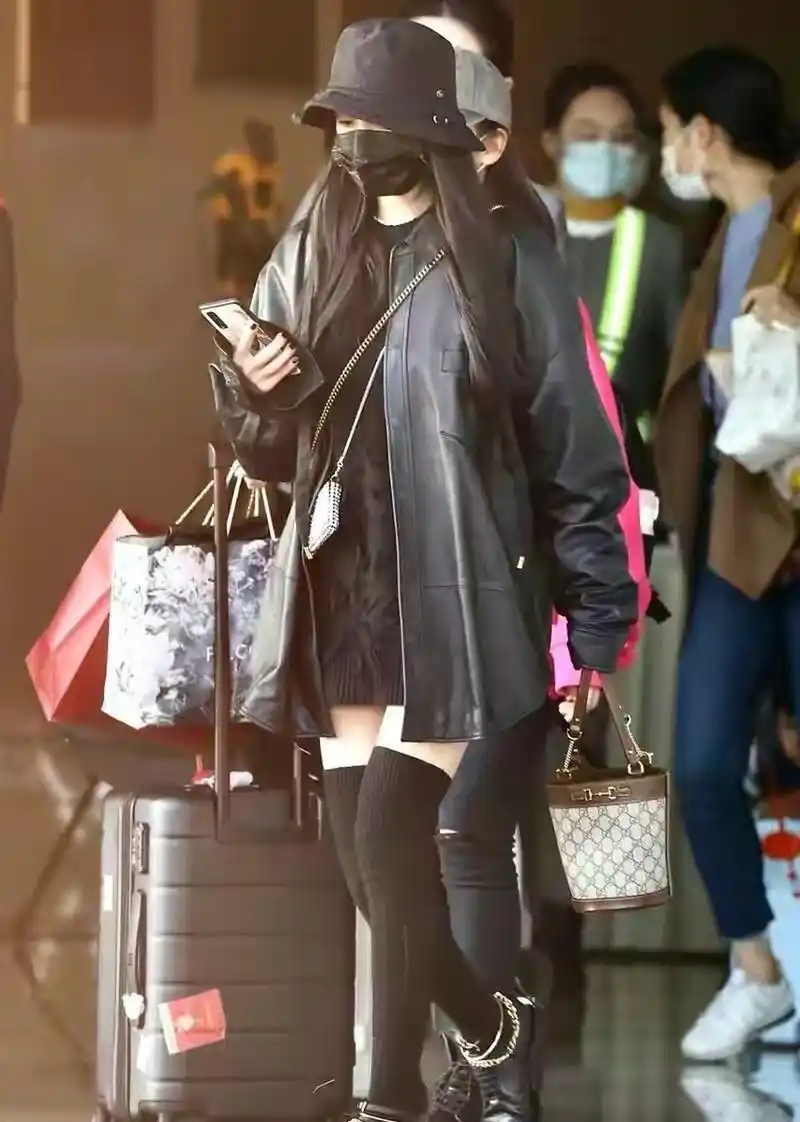 带火机场穿搭的杨幂,这次她又来了,"日常私服"也很赞