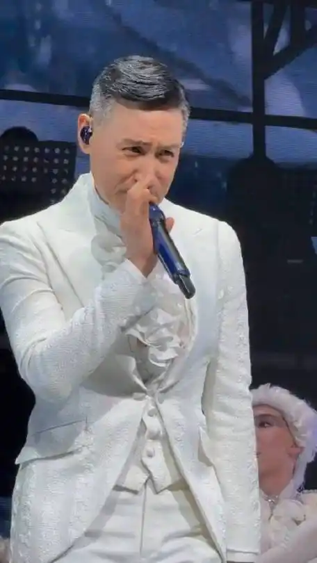 张学友白头发配白色礼服真的太帅了.