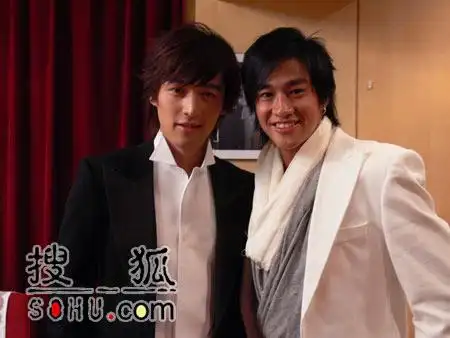 独家幕后照:胡歌与何润东