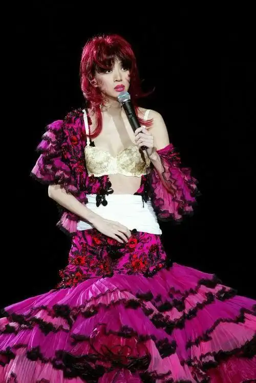 梅艳芳的金色内衣造型,今天看来依然大胆.