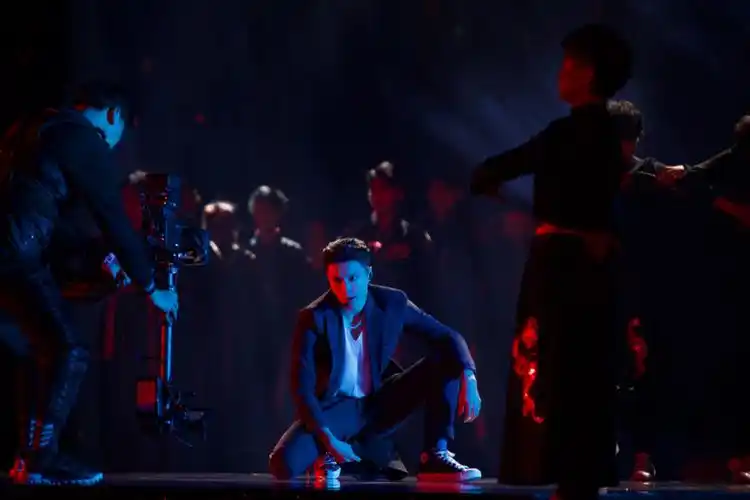 张艺兴《舞蹈风暴》收官 原创作品《夸父逐日》舞台被赞"艺术品"