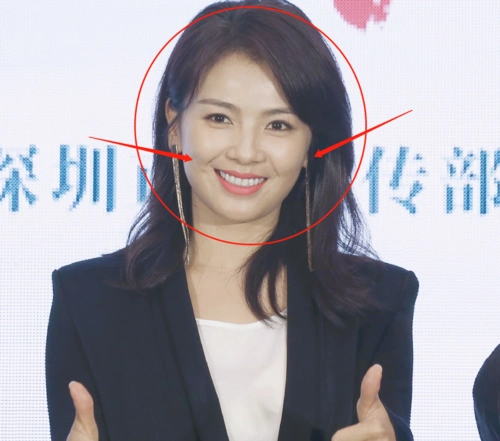 42岁刘涛西装亮相,路人抓拍忘开滤镜,她还能否拿捏住主持气质