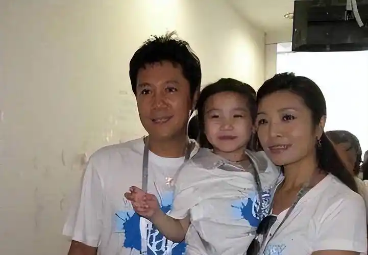 原来她才是蔡国庆背后的贵人,藏了30年的妻子,为其生俩优秀儿子_那英