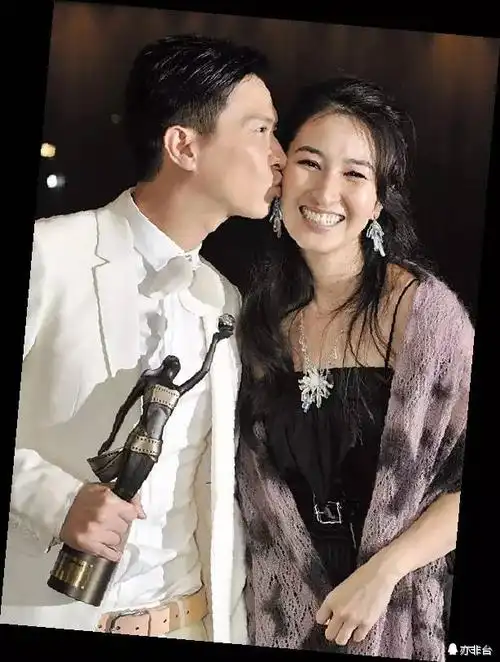 在父母的催促下,关咏荷带男友回家,一到她家张家辉惊呆了,关咏荷的家