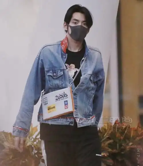 用手拿斜挎包早秋勋章系列 二合一邮差包 挎包m44641吴亦凡王子异同款