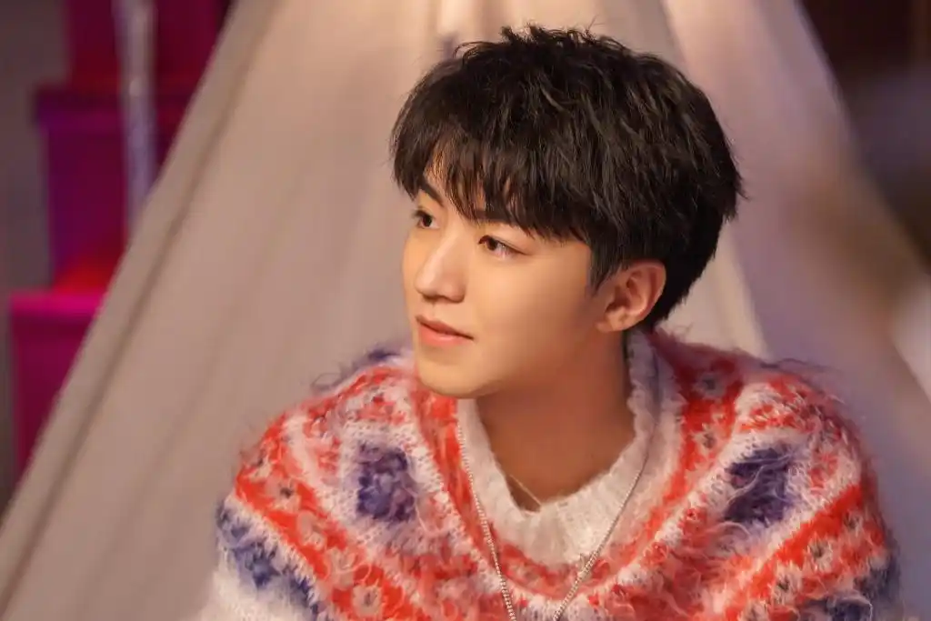 帅气王俊凯可爱壁纸依旧童心不改的小凯