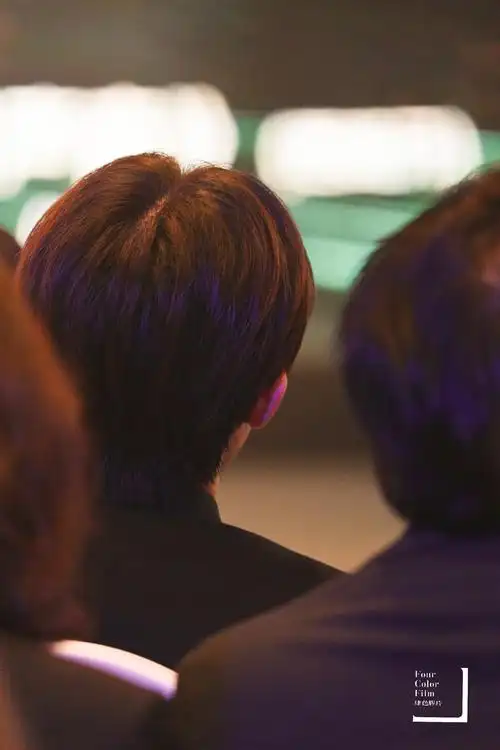 好可爱的小后脑勺 想摸摸😍😍😍😍@tfboys