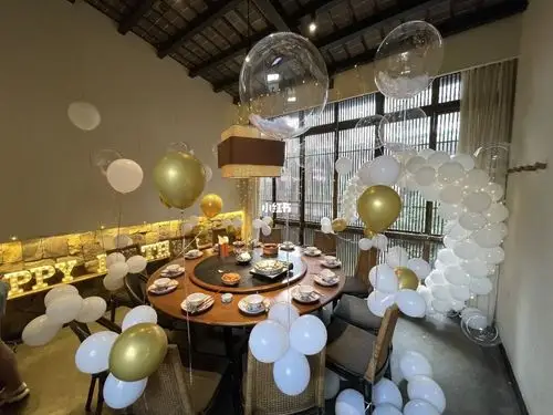 包厢布置长沙气球布置网红餐厅布置