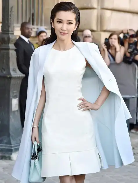李冰冰白裙优雅助阵巴黎时装周dior大秀