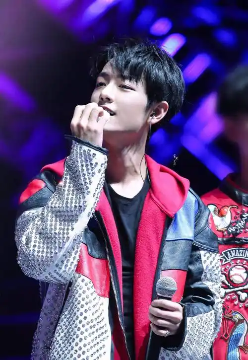 肖战的喉结合集:上下滚动的喉结会说话,简直荷尔蒙爆棚_时尚_鼻梁_高