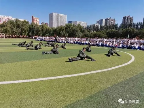 超燃现场直击初一新生军训