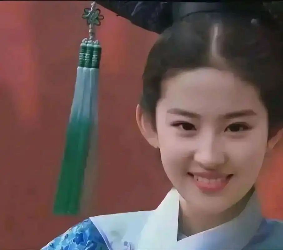 刘亦菲拍摄的清代嫔妃造型照引发了广泛的关注!她的颜值令人叹为观止.