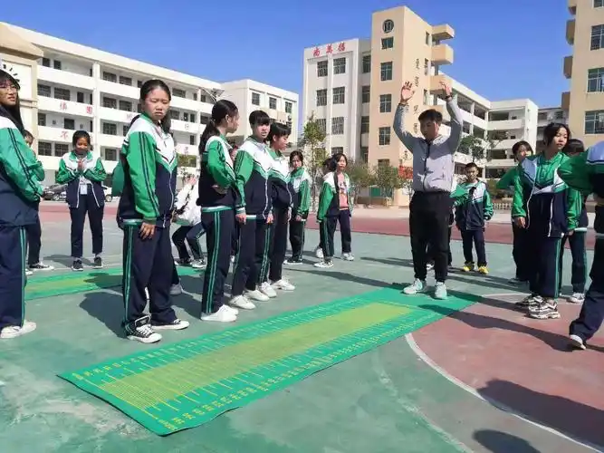 阳光洒满操场,技能体育课堂《立定跳远》—永华学校体育公开课