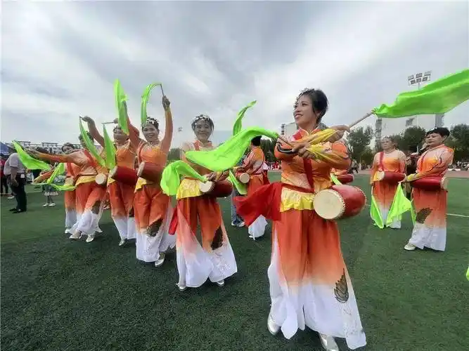 在动感的音乐声中,队员们踏着优美的节奏翩翩起舞,或柔美婉约,或激情