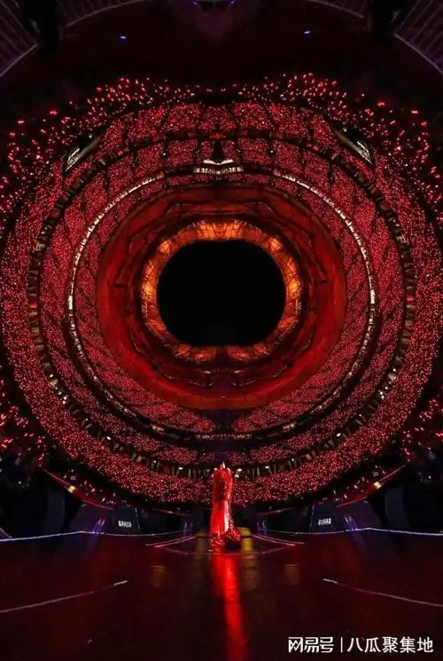 华晨宇粉丝航拍演唱会照片自带水印的红海图片太震撼了