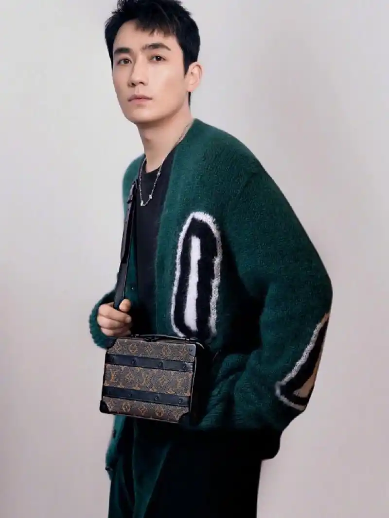 内娱男明星包包大盘点——lv代言人朱一龙 昨天发了两期有关娜比和