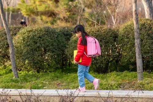 放学路上背书包的小学生