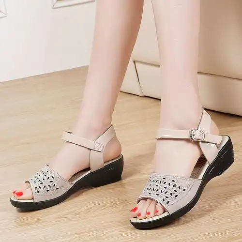 软皮女鞋新款夏季坡跟水钻凉鞋一字扣妈妈中老年女士凉拖鞋软皮黑色