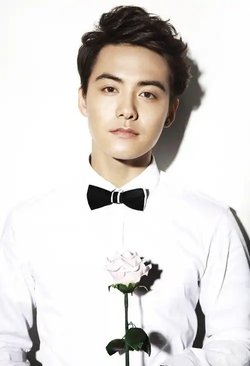 马天宇情人节花样写真 甜蜜笑容演绎安静的美男子