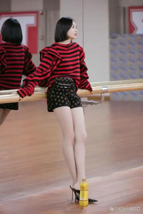 被宋茜的"女团腿"惊艳,33岁穿印花超短裤,皮肤白皙也成加分项