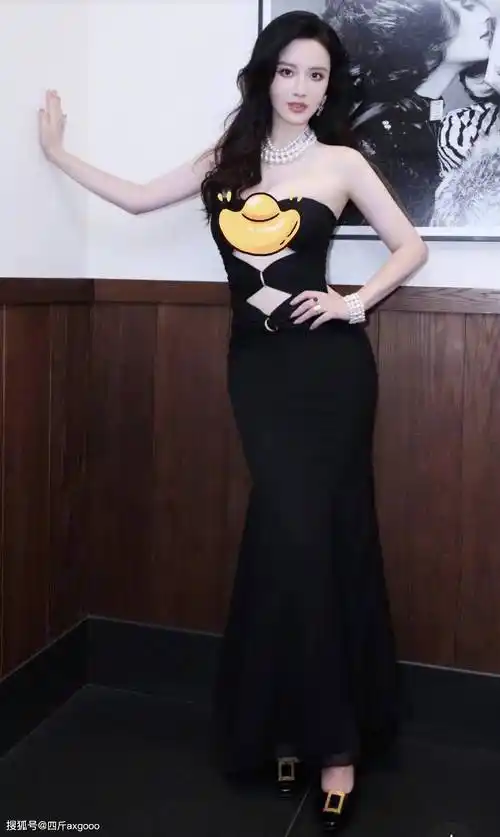 女明星张萌看秀造型引争议!黑色抹胸裙太性感,网友:是裙子小了