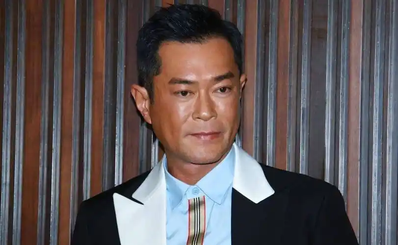 肤色白皙,剑眉星目,为了不影响戏路,不被别人称作"花瓶",古天乐硬是将