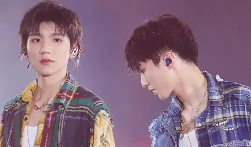 王源手疼让王俊凯喂饭,两人却用同一副筷子,当众间接接吻?