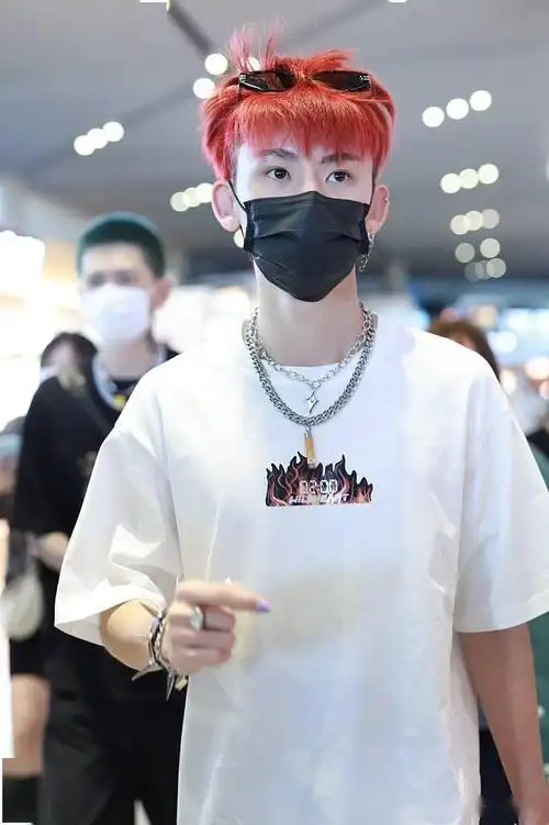 小鬼王琳凯穿破洞印花裤潮帅满分随手撩红发的动作a爆了