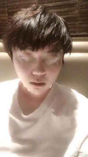 毛不易晒敷面膜"恐怖"照 自侃又是精致的一天