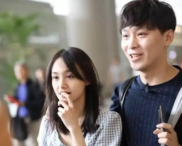 郑爽携张恒现身机场,男友的动作很暖,难怪郑爽会为他拉黑粉丝_网易