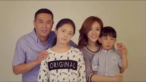 我的体育老师:马克教育玛瑙,小米却袒护他,还带他还去拍全家福