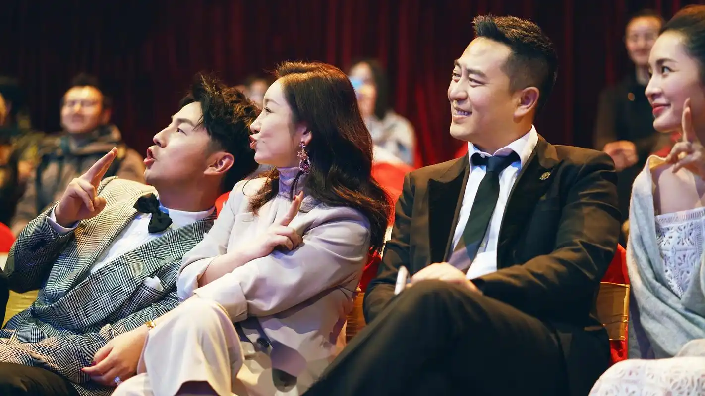 星聚新年 跨年有礼#今晚安徽卫视国剧盛典张嘉译再夺视帝,获封"年度