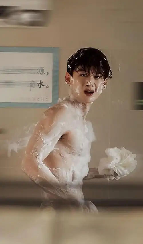 白敬亭上演湿身诱惑!网友惊呼"超有料!