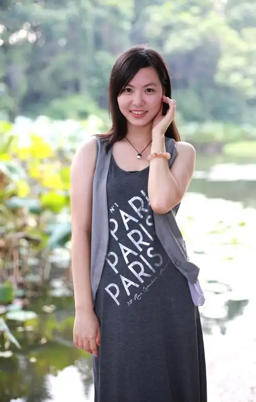 笑容非常甜美又清纯的美女!