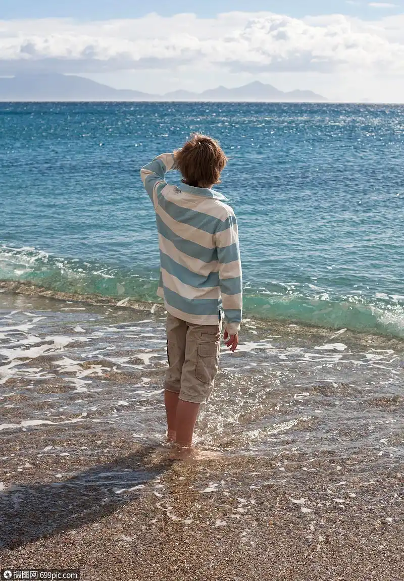 男孩看着大海