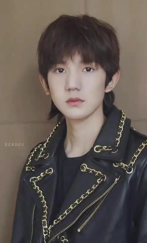 王源联合国儿童基金会直播状态,脸好小,还很清爽温柔|刘海|乐队|足球