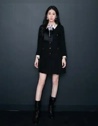 张碧晨穿西装大玩"男友风",长裙配靴子露脚踝,真不像当妈的人