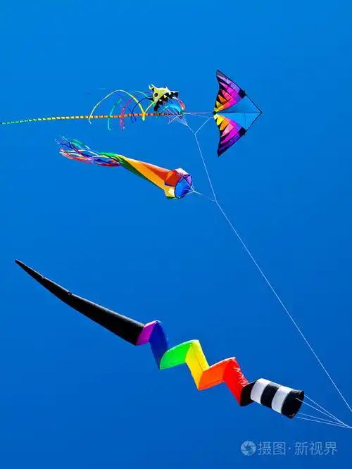 各种五颜六色的风筝在蔚蓝的天空飞