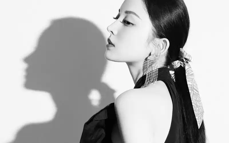 古力娜扎丝巾马尾高清桌面壁纸