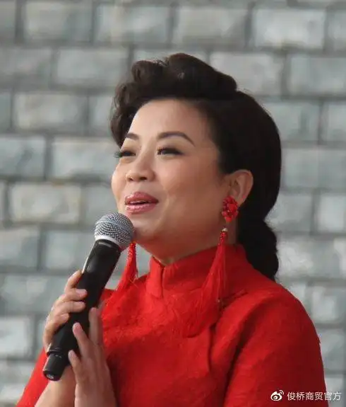 她在春晚上一唱成名,同居三年不知男友身份,如今已出家