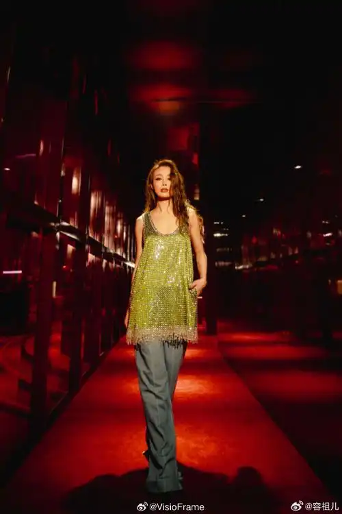 容祖儿好闪的绿色背心##容祖儿铆钉钻绿色背心