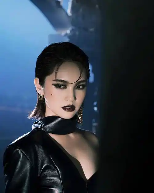 杨丞琳暗黑造型亮相闪光的乐队与杨坤朱星杰共唱孤勇者