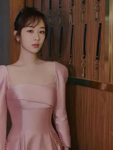 杨紫终于不穿一字肩一袭法式方领连衣裙复古优雅温柔俏皮