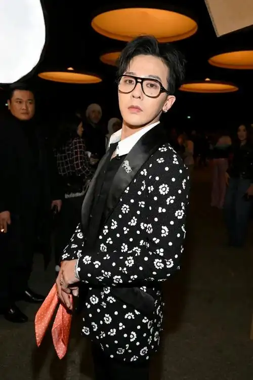 权志龙最新活动视频##权志龙巴黎时装周生图