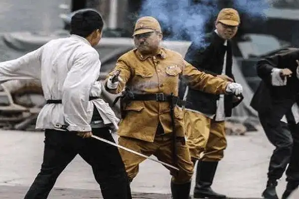 今天要说到一个小伙子,他是一个饰演日本鬼子专业户他叫杨磊,因为长相