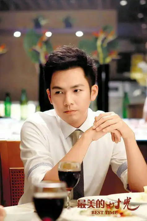 钟汉良年轻的时候其实还有一点奶油小生的感觉,那个时候的钟汉良脸嫩