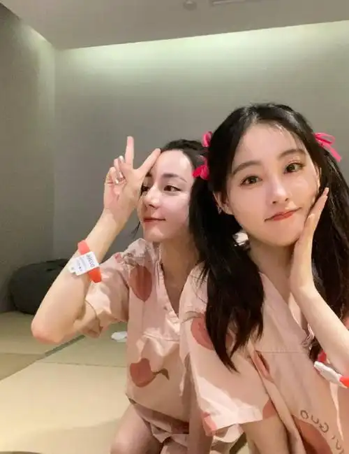 好姐妹:迪丽热巴和祝绪丹私下相约去汗蒸,清纯可爱,快乐到模糊