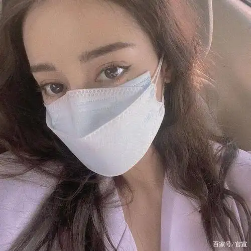 迪丽热巴口罩自拍照惹人爱!