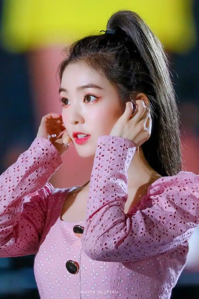 粉色套装高马尾redvelvetirene再次刷新美貌极限